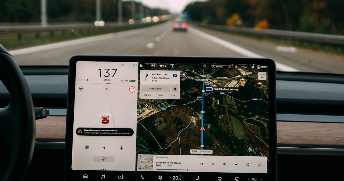 GPS Fleet Tracking vs. Consumer Car Trackers: What’s the Difference?